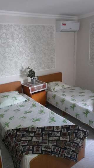 Гостевой дом Гостевой дом «На Шапсугской» Гагра Двухместный номер с 2 отдельными кроватями и ванной-3
